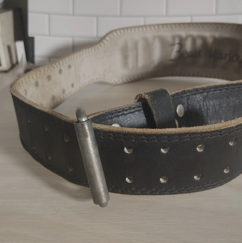 Black Leather Men’s Weightlifting Belt with Subtle Embossed Detail XL Golds Gym